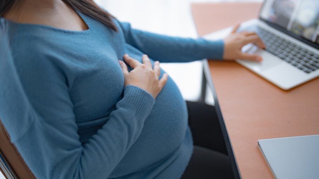 how to check fetal movement at home, how to monitor contractions at home